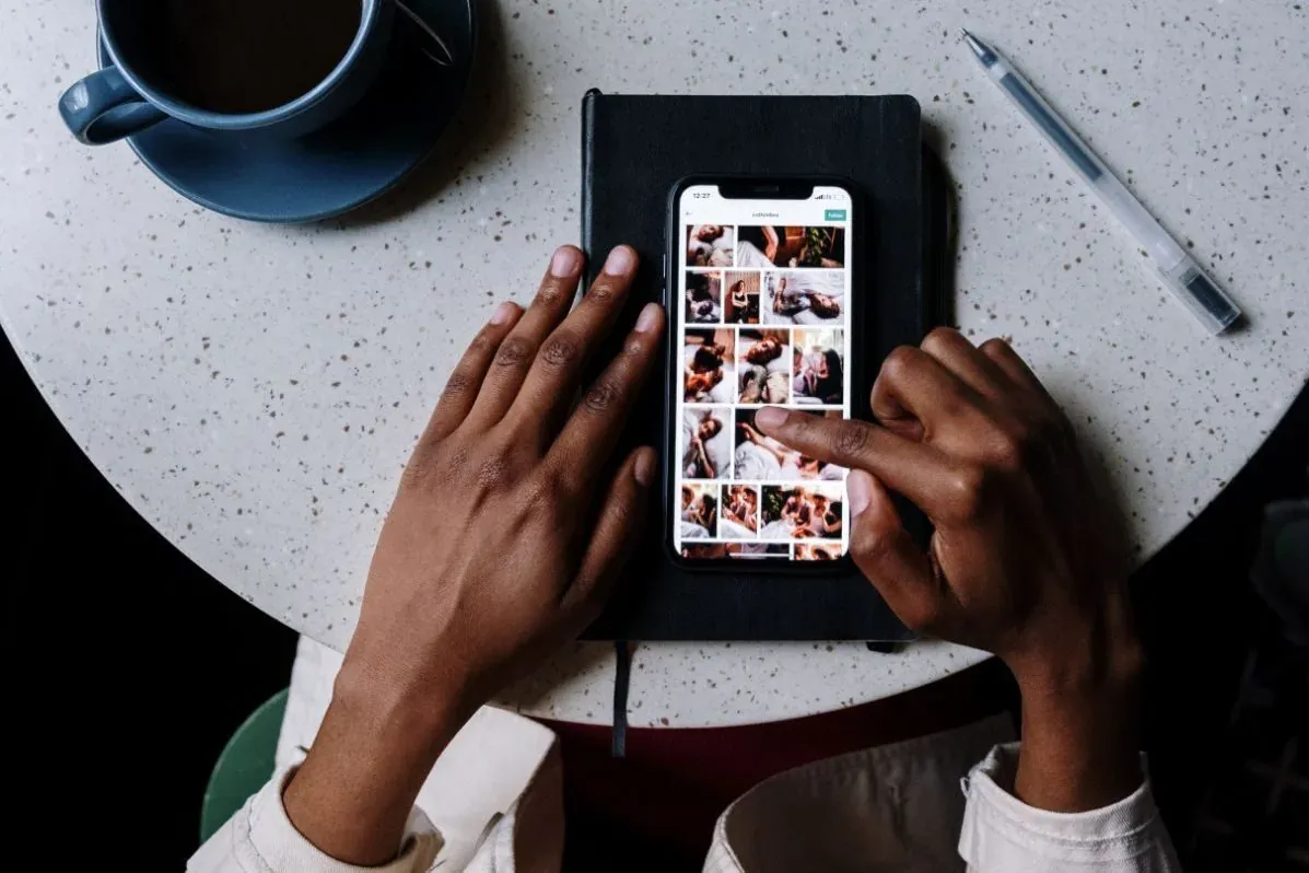 Foto de portada en la que aparece una persona mirando instagram con su teléfono