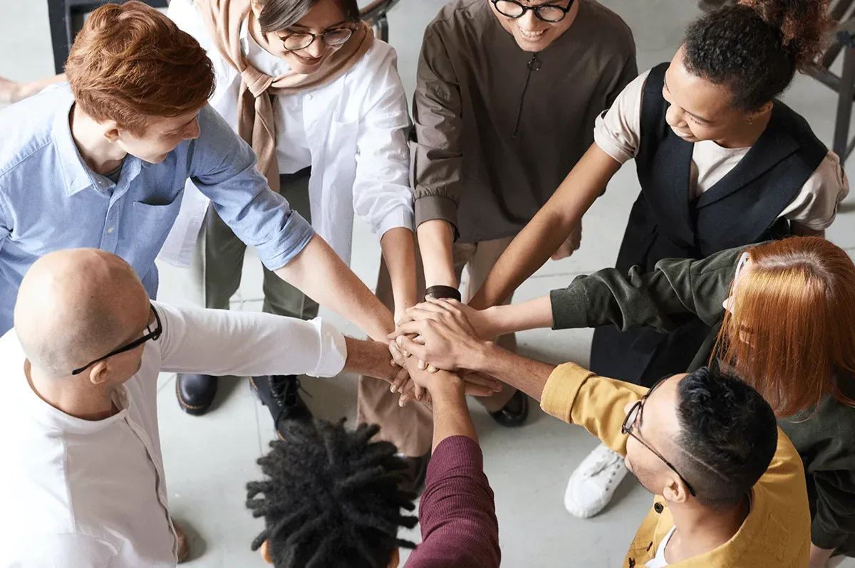equipo de personas que trabajan juntas