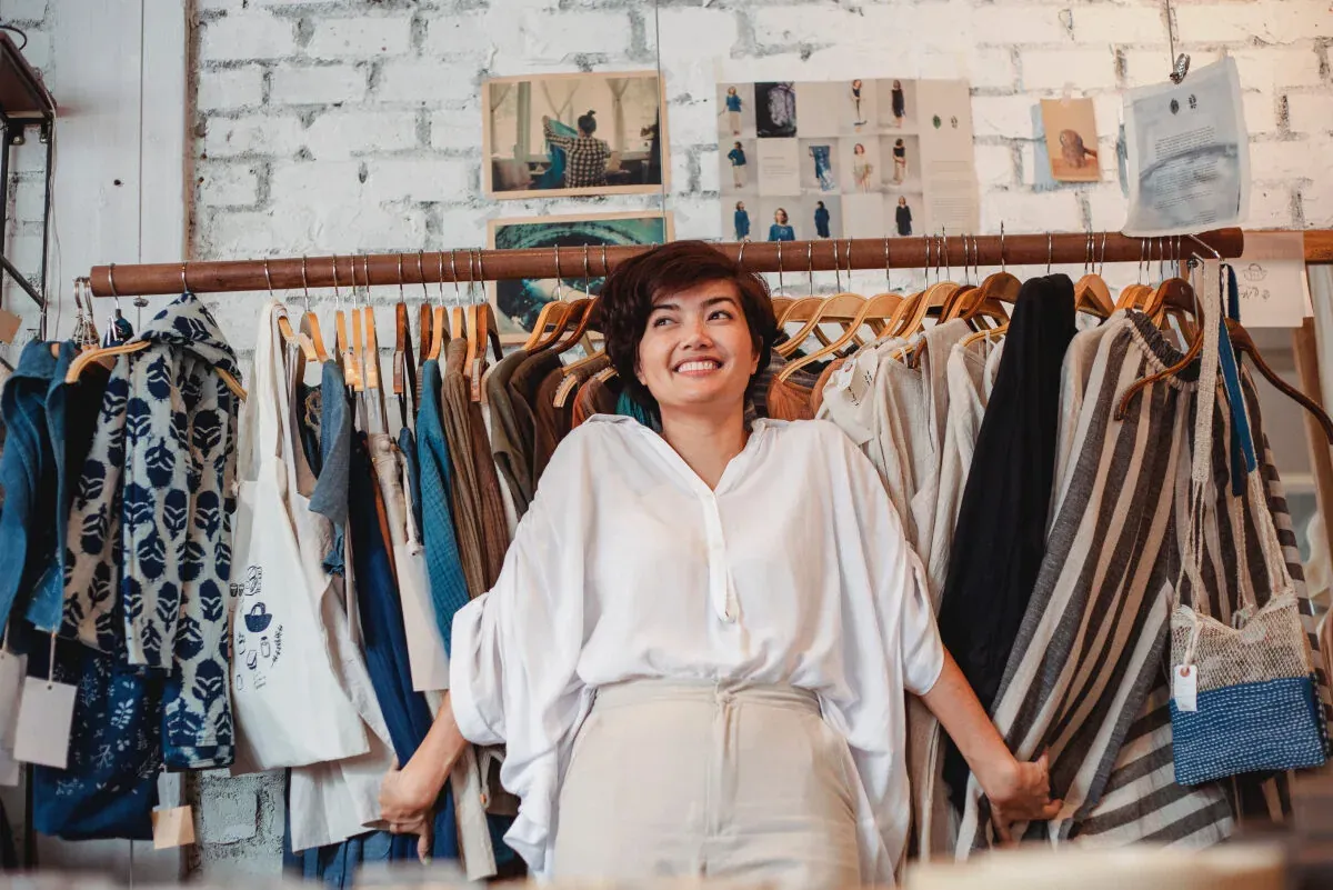 propietaria en tienda de ropa