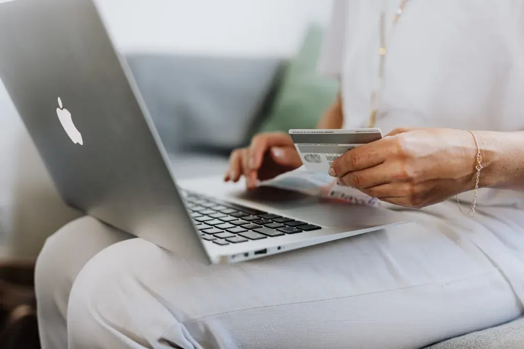 Una persona realizando una compra online