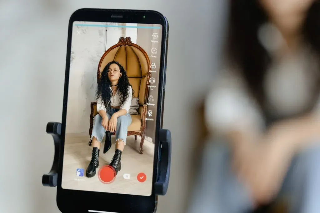 Imagen de una influencer de moda grabando contenido para redes