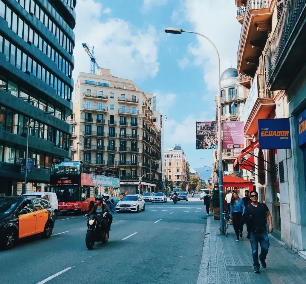Calle con tráfico